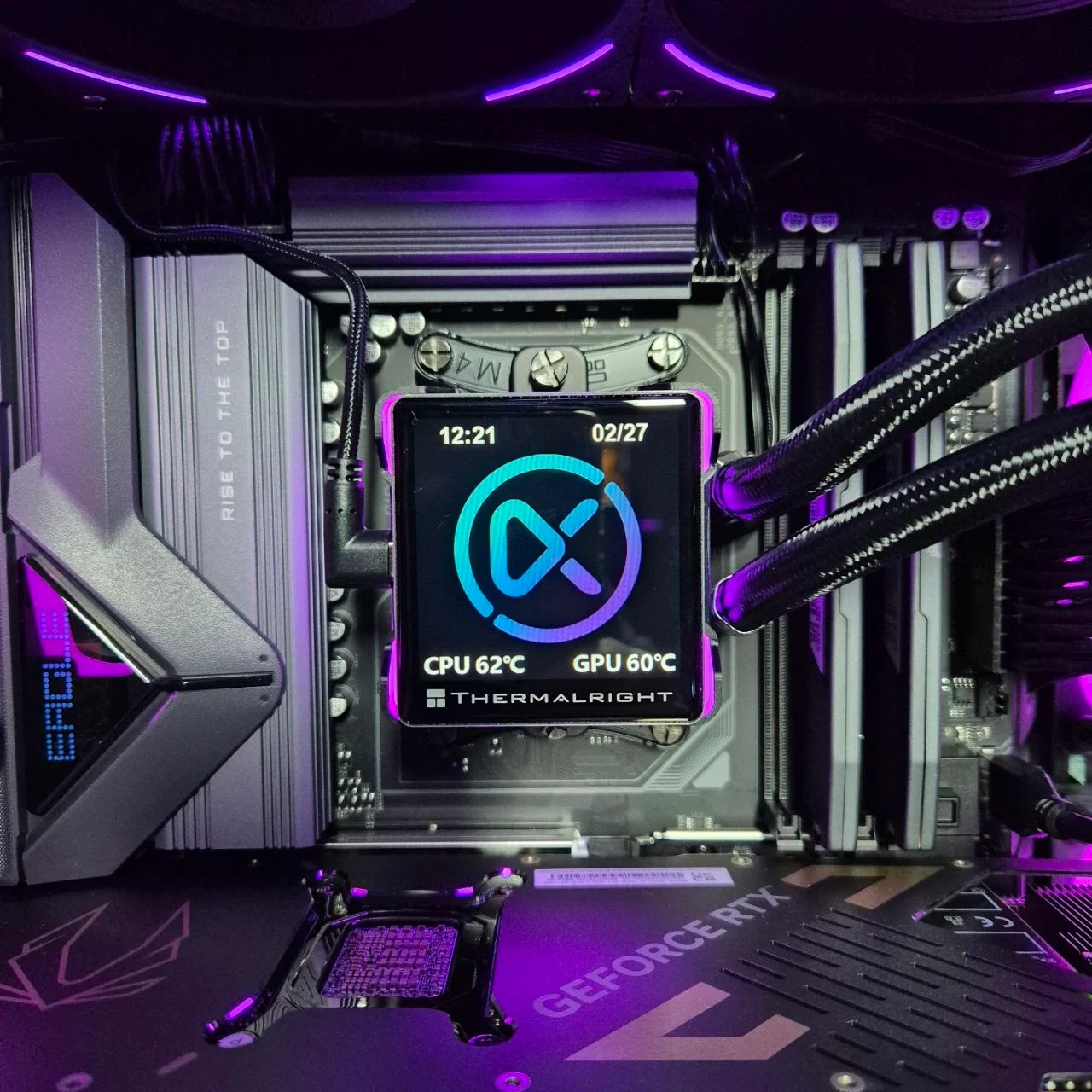 Detail vodního chlazení s displejem ONEXTECH
