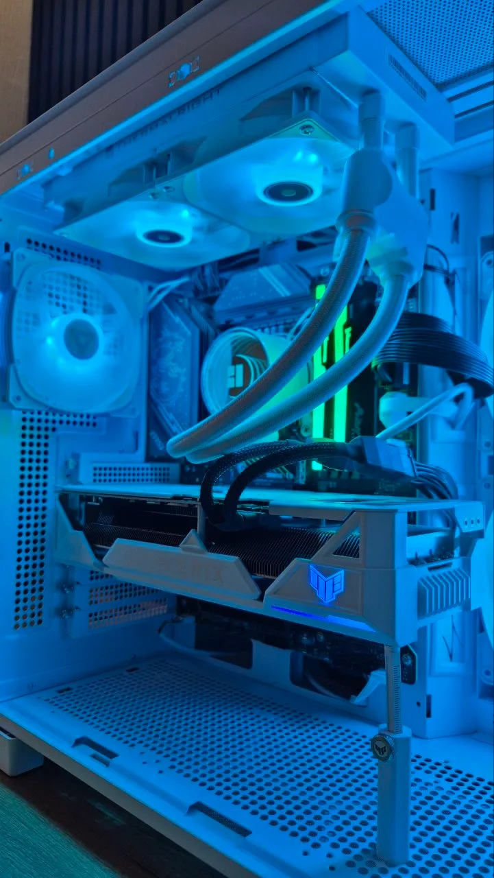 Detail chlazení a kabeláže bílé sestavy ONEXTECH